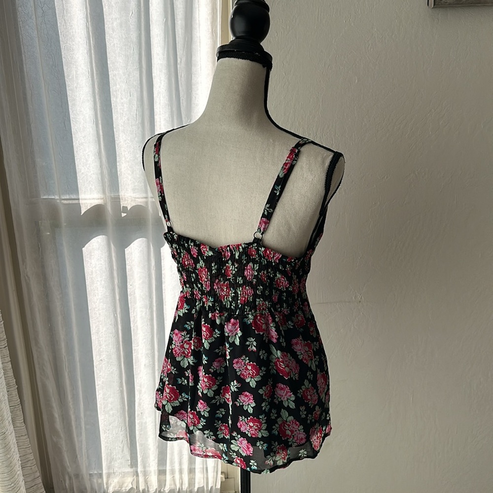 Torrid ruched front stretch empire waist tank black with floral size 1 - Picture 3 of 4
